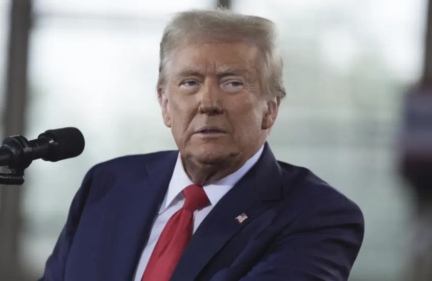 ترامب: إيران هاجمت حاملة طائرات أمريكية من 17 اتجاهاً